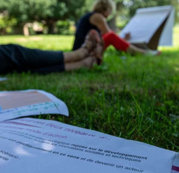 coopérateur prenant des notes des échanges