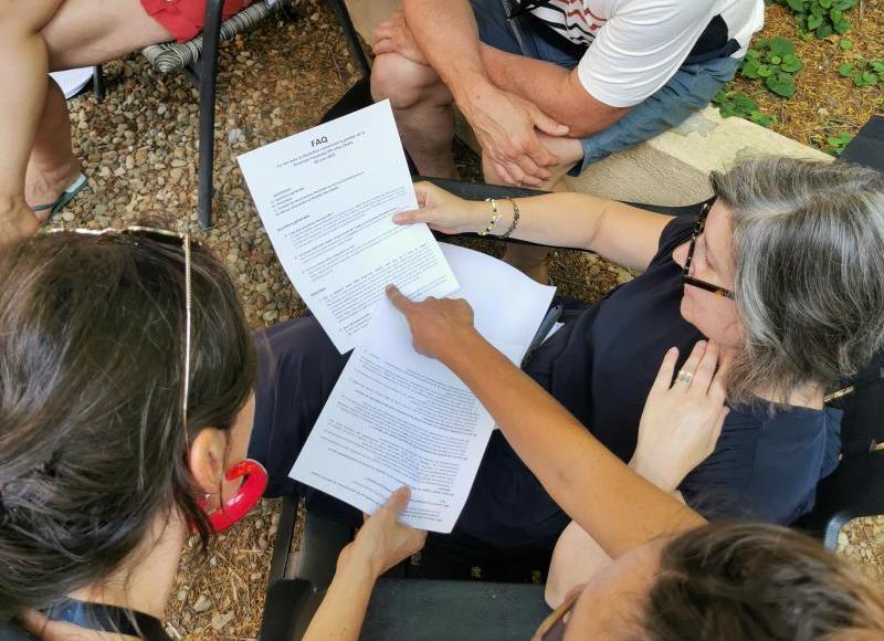 des entrepreneures échangent autour d'une résolution