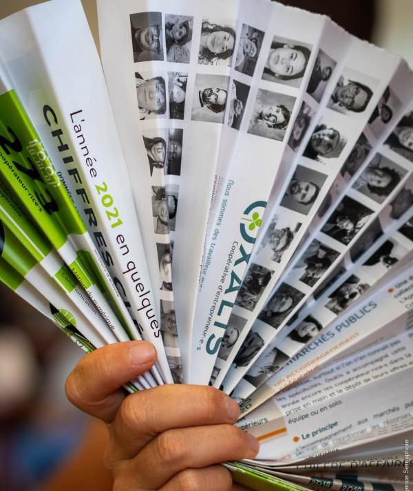 éventail avec photo d'entrepreneures d'oxalis